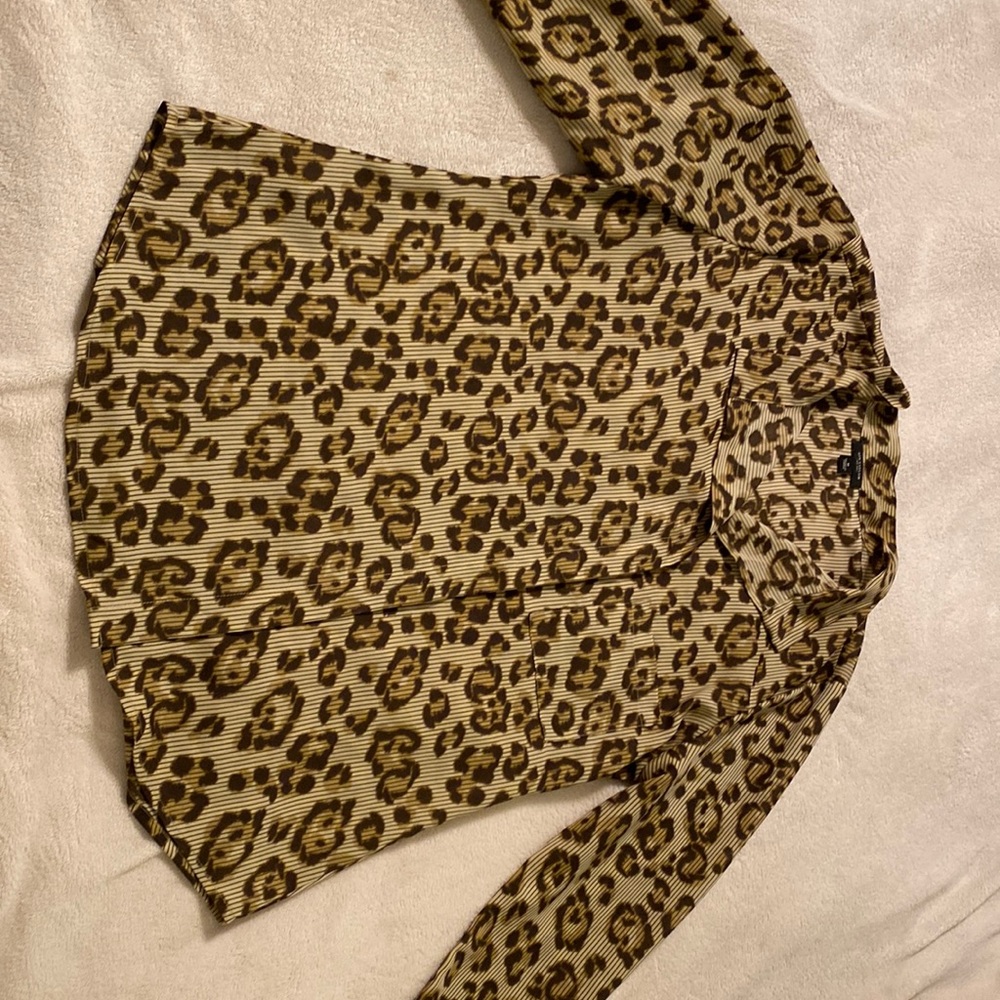 Animal print long sleeve blouse made by Ann Taylor in size 8.